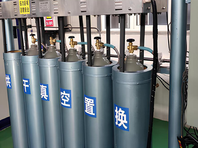 電子氣體級匯流排，自動化控制加熱烘干真空置換裝置 2 套(6 工位，8 工位)可以同時處理 14 支直徑小于 250 的鋼瓶